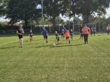 Laatste training S.K.N.W.K. JO8-1 (partijtje tegen de ouders) van maandag 2 juni 2025 (81/123)